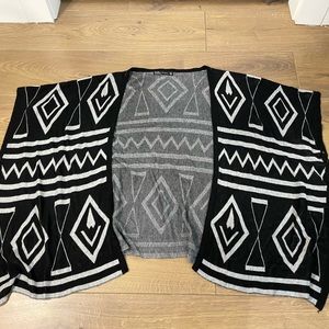 Zara Shrug Aztec Geometric Black and White Print Button OS Wool Blend